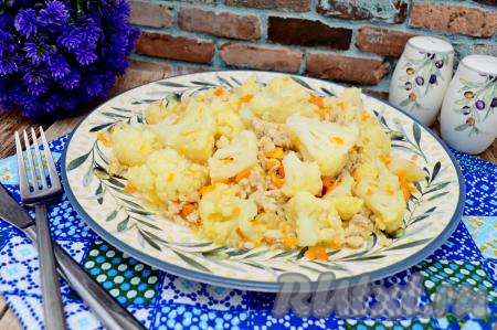 Нежную цветную капусту вместе с сочным фаршем разложить со сковороды по тарелкам и в горячем виде подать аппетитное, вкусное блюдо  к столу.