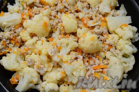 Добавить соцветия капусты в сковороду с протушившимся фаршем, перемешать, прогреть блюдо в течение 3-4 минут, периодически перемешивая, убрать с огня.