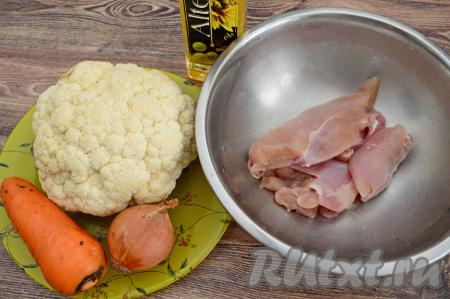 Подготовить продукты для приготовления цветной капусты с фаршем на сковороде. Мясо для этого блюда можно взять любое (например, индейку, свинину, говядину). Я в этот раз готовила с мясом курицы (можно взять и филе куриной грудки, и филе куриного бедра). Мясо промыть водой, обсушить. При желании можно использовать и покупной фарш. Очистить лук и морковку.