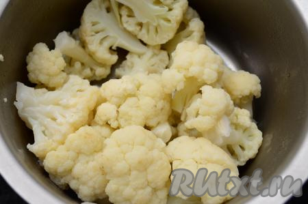 Кастрюлю с отваренной капустой снять с огня, воду слить. Дать цветной капусте немного остыть.