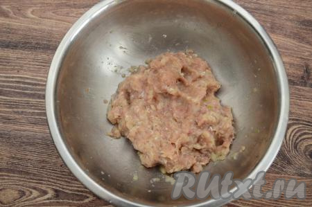 Пока отваривается капуста, нужно перекрутить через мясорубку мясо и лук, тщательно перемешать получившийся фарш.