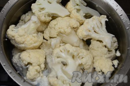 Цветную капусту промыть водой, разрезать на средние соцветия. В кастрюлю влить воду, выложить соцветия капусты, поставить на огонь. После закипания воды добавить соль, уменьшить огонь и варить цветную капусту в течение 6-8 минут. Капуста должна стать мягкой, легко прокалываться ножом, но при этом хорошо держать форму.