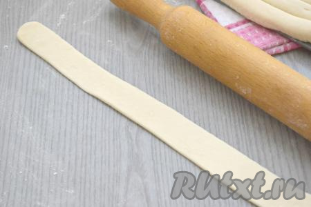 Каждую полоску раскатываем по длине в заготовку потоньше. Получается полоска длиной примерно 33 сантиметра и шириной 2,5 сантиметра.