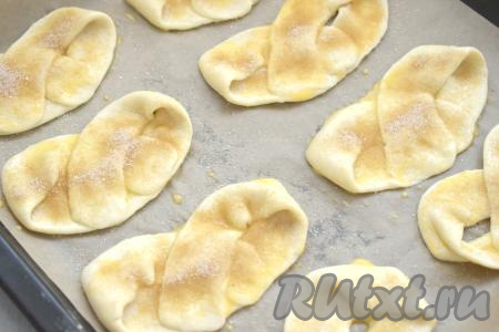 Сверху посыпаем заготовки смесью сахара и корицы.