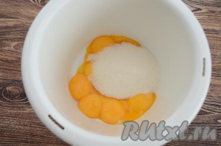 За 10 минут до конца подъёма опары можно заняться желтками. Желтки, соль и оставшийся сахар выложить в чашу для взбивания миксером (или в любую другую глубокую ёмкость).