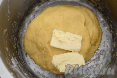 В дрожжевое тесто, замешанное на сливках и желтках, добавить небольшими порциями сливочное масло комнатной температуру, каждый раз полностью вмешивая его в тесто. В процессе добавления масла тесто для куличей станет нежным, маслянистым.