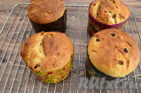 Для того чтобы проверить готовность куличей, нужно проколоть выпечку в центре до дна длинной деревянной палочкой, если после прокалывания палочка останется сухой, значит куличи готовы. Достать готовую выпечку из духовки, переставить на решётку и оставить остывать.