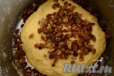 Всыпать в тесто обсушенный изюм.