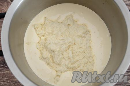 Затем перелить взбитые желтки в глубокую кастрюлю (или в миску), в которой вы будете замешивать дрожжевое тесто. К взбитым желткам выложить поднявшуюся опару.