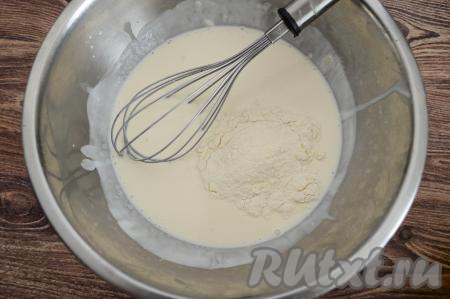 Тщательно перемешать венчиком, стараясь, чтобы живые дрожжи хорошо разошлись по сливкам. Затем всыпать 100 грамм муки от общего количества.