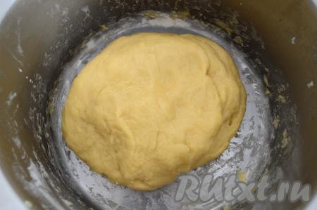 Постепенно добавляя муку и вмешивая её, замешиваем мягкое, однородное, приятное в работе, практически не липнущее к рукам тесто. Вымешиваем тесто руками не менее 8 минут. Всего мне пришлось добавить 650 грамм муки (550 грамм муки я добавила на этом этапе во время замеса и 100 грамм ушло ранее на замешивание опары).