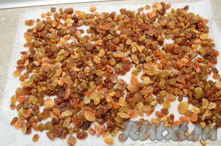 Пока наша опара подходит, изюм нужно промыть под проточной водой, после этого переложить в достаточно глубокую миску, залить полностью кипящей водой и оставить минут на 5, после этого откинуть на сито, дать стечь лишней водой. Затем разложить изюм на бумажном (или тканевом) полотенце. Дать изюму обсохнуть. Осмотрите изюм, если есть веточки или подпорченные изюминки, тогда уберите их.