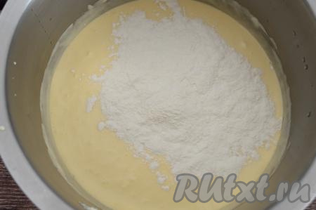 Начать постепенно подсыпать просеянную муку, полностью вмешивая её в тесто. Сперва вмешиваем муку в тесто лопаткой, но по мере уплотнения теста переходим на замес руками.
