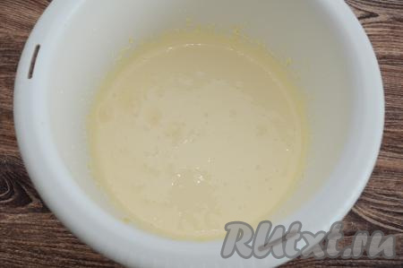 Взбить желтки с сахаром и солью на максимальных оборотах миксера в течение 5-7 минут (до побеления массы и растворения сахара).