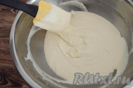 Вмешать муку в опару, тщательно перемешивая. Опара должна получиться в меру густой, как на фото.