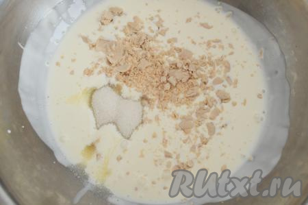 Сперва приготовим опару, для этого 350 грамм сливок нужно подогреть до 30 градусов (я подогреваю в микроволновке), влить в объёмную миску. В миску с тёплыми сливками всыпать 50 грамм сахара (сахар берётся от общего количества ингредиентов), раскрошить живые дрожжи (или всыпать сухие).&nbsp;Сливки должны быть тёплыми, но не горячими (если сливки слегка перегрелись, тогда дайте им немного остыть). Если сливки будут горячими, дрожжи в дальнейшем в них погибнут.