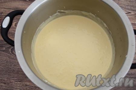 Перемешать опару и взбитые желтки лопаткой до однородности.