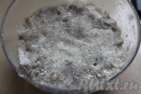 К рыбному фаршу добавить творог, хорошо вымесить фарш. Оставить фарш для котлет из минтая и творога на кухонном столе на 15 минут (для набухания манки).&nbsp;