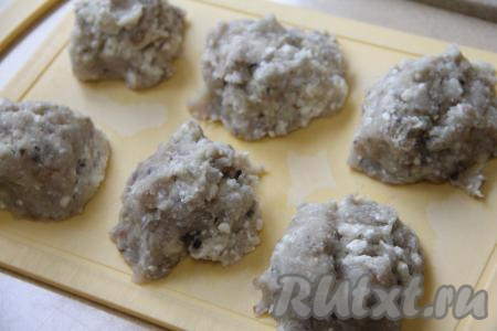 Разделить фарш на равные части. Я разделила на 9 частей.&nbsp;