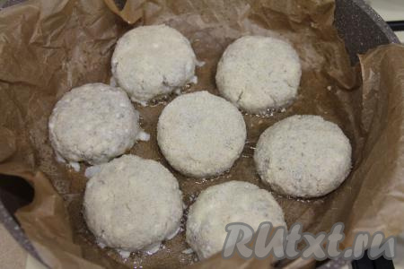 В сковороду влить растительное масло, разогреть, выложить рыбные котлеты. Если все котлеты одновременно в сковороду не помещаются, можно их пожарить в несколько заходов. Для того чтобы жарить котлеты с добавлением небольшого количества масла и при этом они не пригорали, я предварительно застелила сковороду пергаментной бумагой, влила растительное масло, разогрела, а уже затем выложила сформированные котлеты.