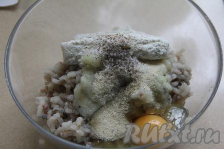 Добавить соль по вкусу и молотый чёрный перец, перемешать.&nbsp;