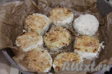 Жарить котлеты &nbsp;из минтая с творогом на среднем огне с двух сторон до золотистого цвета (я жарила по 7 минут с каждой стороны).&nbsp;