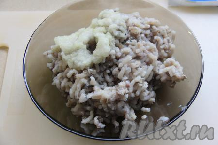 Пропустить через мясорубку филе минтая и лук.&nbsp;