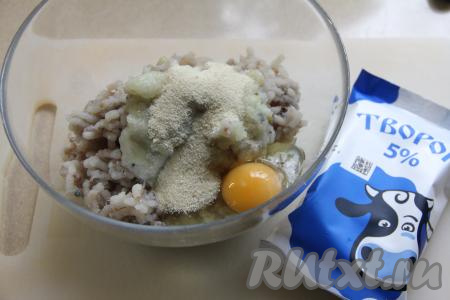 В миску с получившимся рыбным фаршем добавить сырое яйцо, всыпать манку.&nbsp;