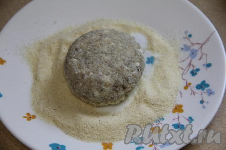 Сформировать круглые котлеты и обвалять их в манке со всех сторон. Благодаря обваливанию в манке, на поверхности рыбных котлет в процессе обжаривания образуется хрустящая корочка. Но при желании котлеты можно обвалять не в манке, а в панировочных сухарях или в муке.