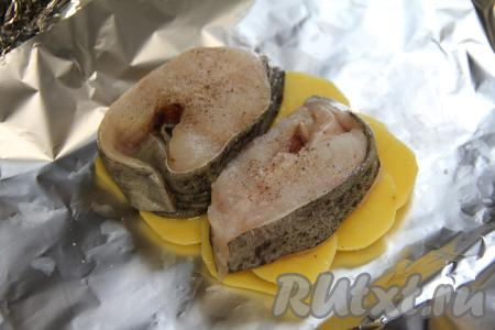 Поверх картошки выложить стейки зубатки.