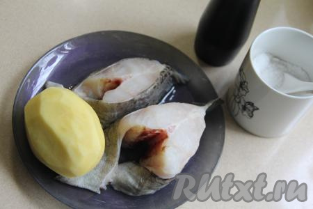 Подготовить продукты для приготовления зубатки с картошкой в фольге в духовке. Стейки зубатки промыть и обсушить. Картошку почистить.