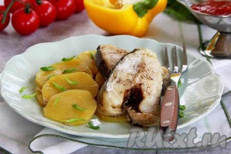 Достать готовое блюдо из духовки, развернуть фольгу. Нежную, сочную зубатку вместе с достаточно мягкой, аппетитной картошкой переложить на тарелку и в горячем виде подать вкусное, сытное блюдо к столу.