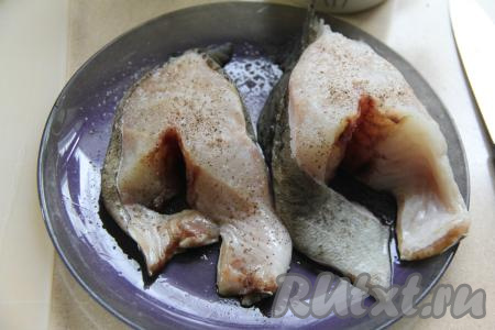 Кусочки зубатки посолить со всех сторон и приправить специями (в качестве специй я использовала чёрный молотый перец). Зубатка - достаточно пресная на вкус, поэтому для этого блюда вы можете использовать ваши любимые специи для рыбы.