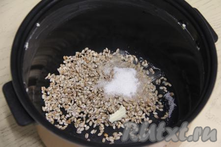 В чашу мультиварки выложить подготовленную перловку, добавить соль и сахар. Кусочком сливочного масла смазать верхний край чаши мультиварки. Оставшееся масло выложить поверх крупы. Благодаря смазывания верха чаши мультиварки сливочным маслом, каша не будет "убегать" в процессе приготовления. 