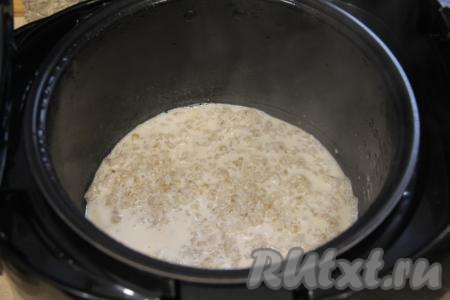 Готовить молочную перловую кашу в мультиварке до звукового сигнала.&nbsp;