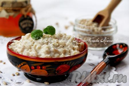 Нежную, вкусную, хорошо пропаренную перловую кашу, сваренную на молоке, разложить из чаши мультиварки по тарелкам и в горячем виде подать к столу.