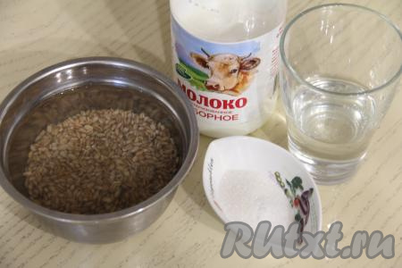 Перловую крупу хорошо промыть проточной водой, затем выложить в миску, залить достаточно большим количеством холодной воды и оставить набухать при комнатной температуре на 10 часов (я замочила крупу на ночь). Затем воду слить, перловку промыть проточной водой, лишней воде дать стечь.