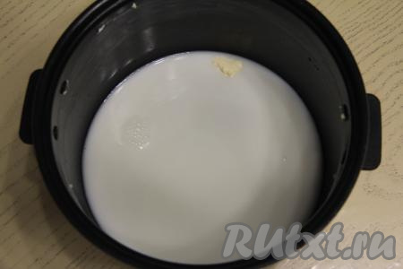 Влить молоко и воду, перемешать и установить чашу в мультиварку. Закрыть крышку и выставить на 2 часа режим "Молочная каша".