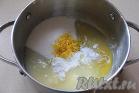 Выдавить из лимона 75 миллилитров сока (это примерно 5 столовых ложек). Если у вас получилось меньше 75 миллилитров свежевыжатого сока лимона, тогда добавьте воду до получения нужного объёма. Влить лимонный сок в кастрюлю с сахаром и желтком.