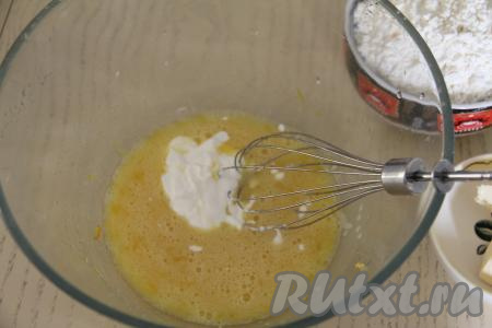 Добавить в миску сметану, перемешать яично-сметанную массу.