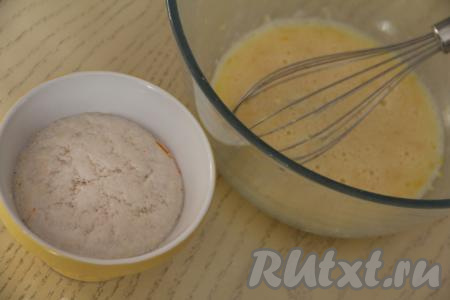 По прошествии 15-20 минут на поверхности опары должна появиться пенная шапочка - это означает, что дрожжи начали работать. В миску с яично-сметанной массой добавить запенившуюся опару, перемешать венчиком.