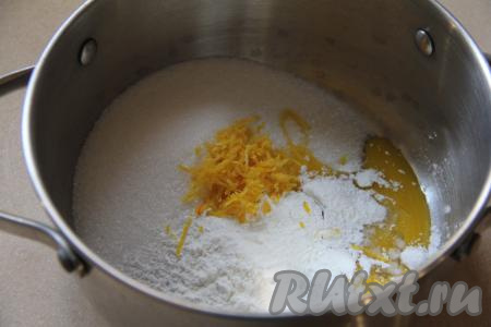 С лимона снять 1 чайную ложку цедры, стараясь не затрагивать белый слой, который расположен под жёлтой цедрой. В кастрюлю выложить сахар, крахмал, яичный желток, цедру.&nbsp;