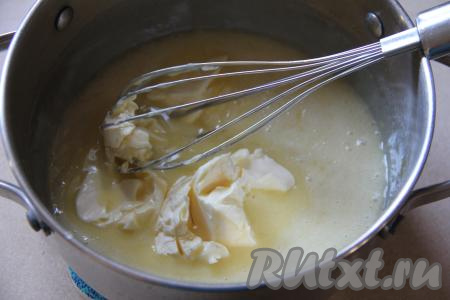 Выключить огонь, в горячий лимонный курд добавить сливочное масло комнатной температуры, перемешать венчиком до однородности.