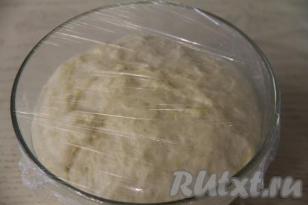 Накрыть миску с тестом пищевой плёнкой (или полотенцем), убрать в тёплое место на 1,5 часа. Тесто хорошо поднимется, увеличившись в объёме в 2-2,5 раза.