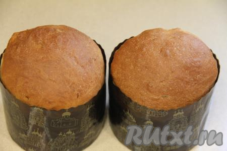 Формы с тестом отправить в духовку, разогретую до 180 градусов, выпекать куличи минут 35. Готовность проверить, проколов выпечку сухой деревянной шпажкой. Если после прокалывания куличей шпажка останется сухой, значит куличи готовы. Достать из духовки готовые куличи.