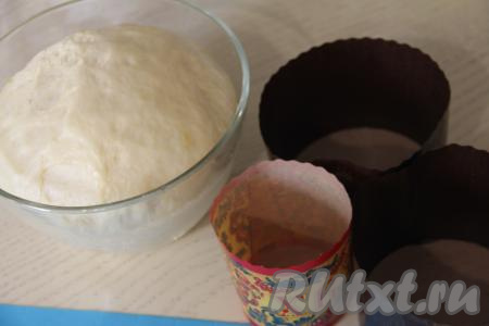 Когда тесто поднимется, обмять его и оставить ещё на 45 минут для повторного подъёма.&nbsp;