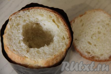 Срезать верхушки остывших куличей. С помощью ложки аккуратно достать мякиш кулича, сформировав глубокую лунку.&nbsp;