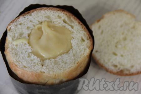 Заполнить куличи остывшим лимонным курдом.