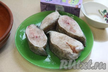 Посолить кусочки зубатки и поперчить со всех сторон.&nbsp;