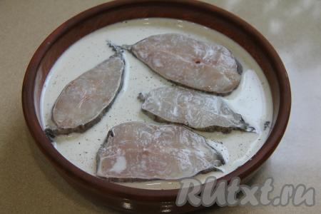 Залить стейки зубатки соусом из сливок и поставить форму в разогретую до 180 градусов духовку, запекать рыбку 30 минут.&nbsp;